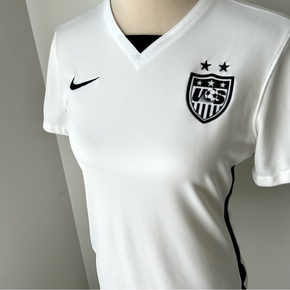🌸Women’s 2015 U.S. Soccer Jersey. Size: Medium. White/Black